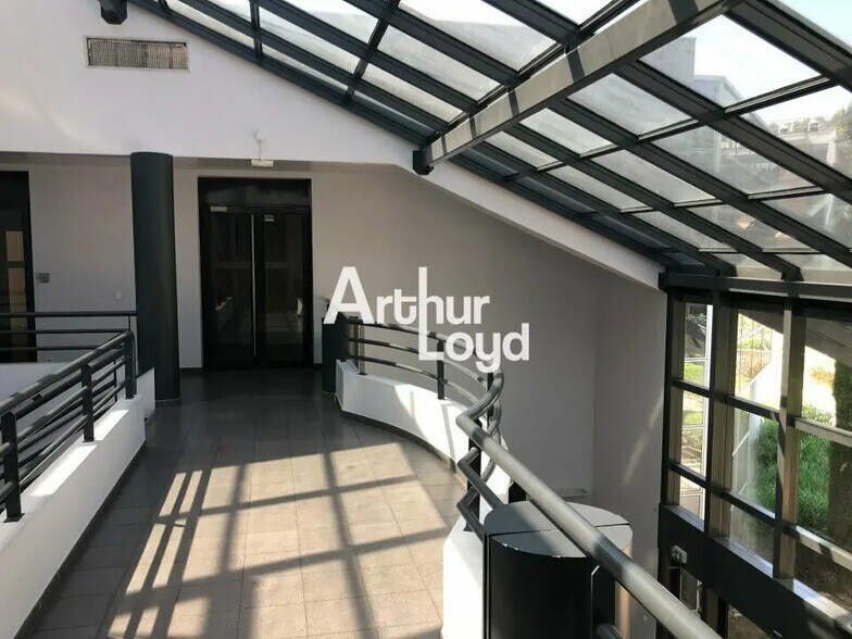 Office in SOPHIA ANTIPOLIS for lease - Interior Photo - Image 2 of 14