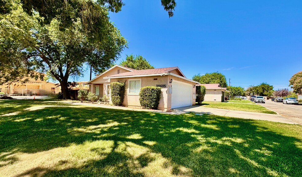 38605 25th St E, Palmdale, CA for sale - Primary Photo - Image 1 of 1