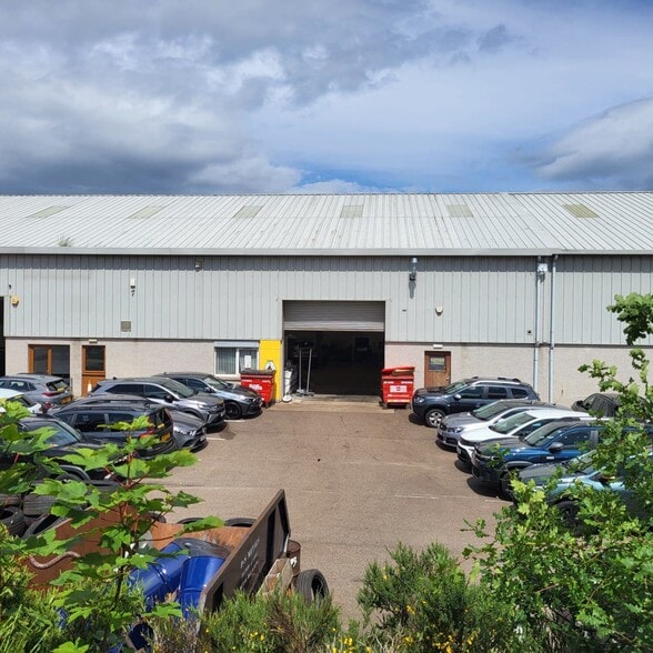 11-17 Linkwood Pl, Elgin for lease - Building Photo - Image 1 of 7