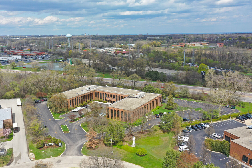 900 N Shore Dr, Lake Bluff, IL for lease - Aerial - Image 2 of 11