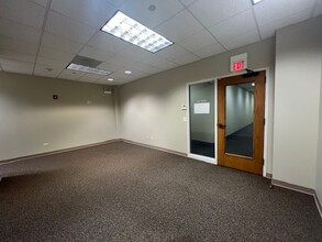 500 Coventry Ln, Crystal Lake, IL for lease Interior Photo- Image 2 of 8