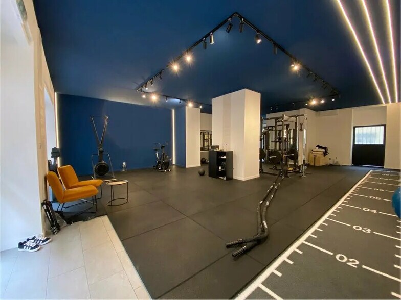 Retail in Nice for lease - Interior Photo - Image 1 of 3