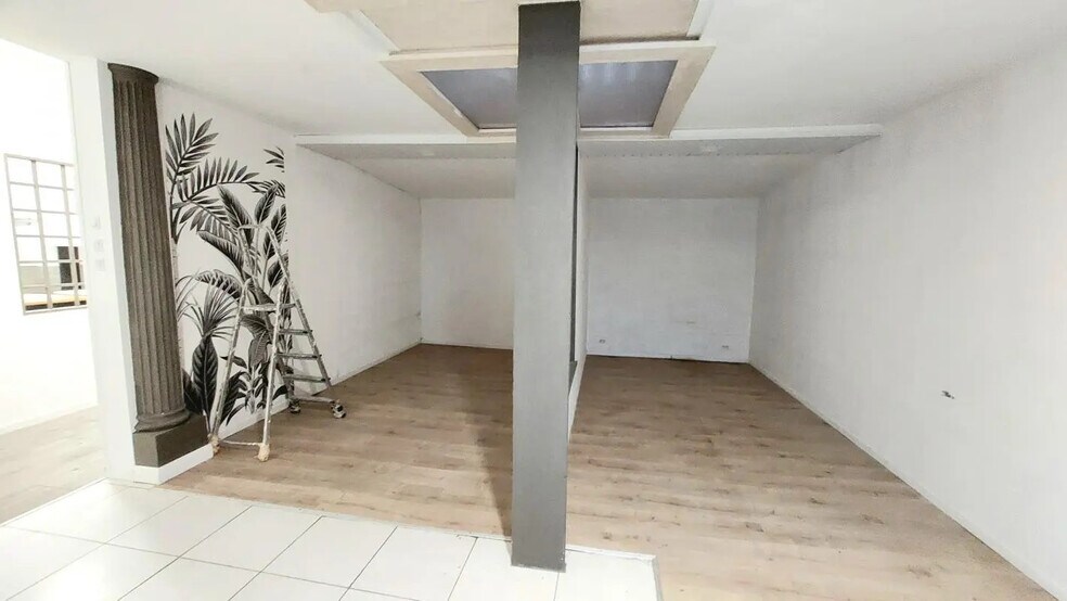 Retail in Dissay for lease - Interior Photo - Image 2 of 3