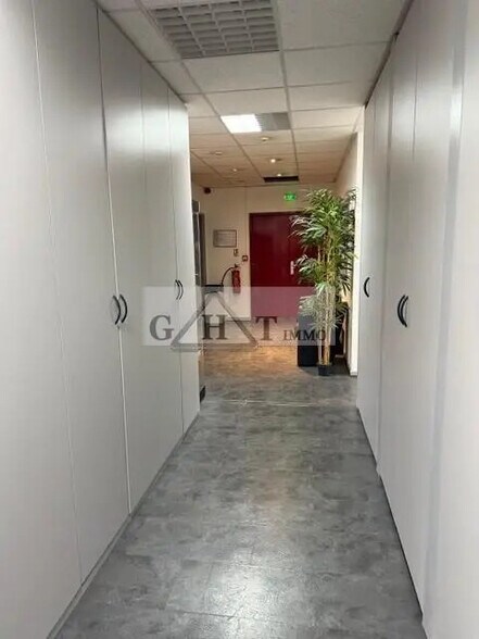 Office in Vitry-sur-Seine for lease - Interior Photo - Image 2 of 10
