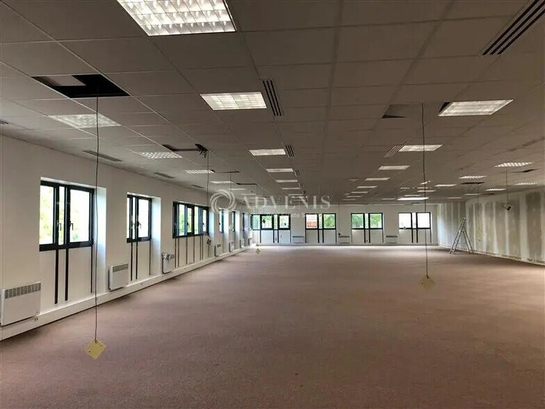 Flex in Montigny-le-Bretonneux for lease - Interior Photo - Image 3 of 7