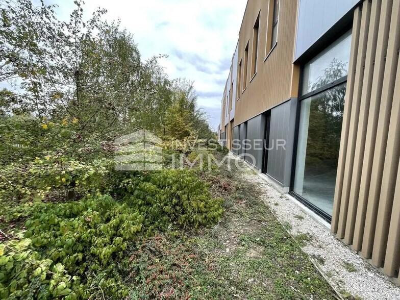 Retail in Servon for lease - Building Photo - Image 2 of 2