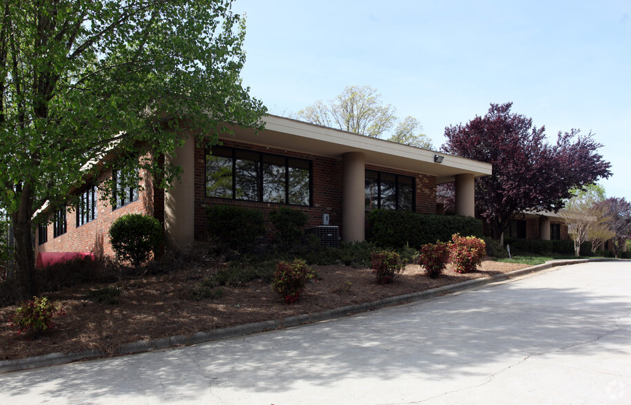 4280 Piedmont Pky, Greensboro, NC for lease - Primary Photo - Image 1 of 8