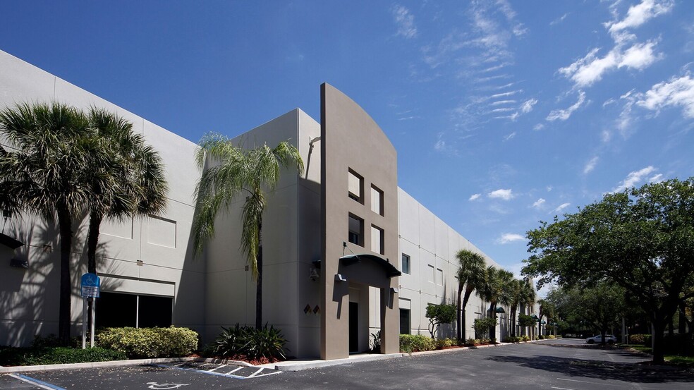 6701 NW 7th St, Miami, FL for lease - Building Photo - Image 1 of 5