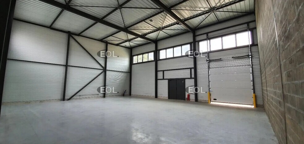 Flex in Marcoussis for lease - Interior Photo - Image 2 of 6