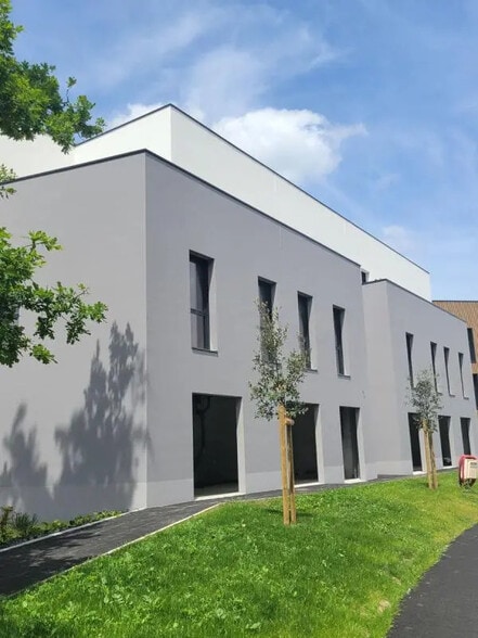 Office in Vannes for lease - Building Photo - Image 1 of 4