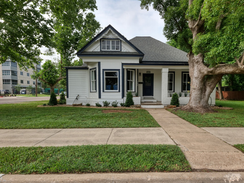 303 E Locust St, Angleton, TX for lease - Primary Photo - Image 1 of 24