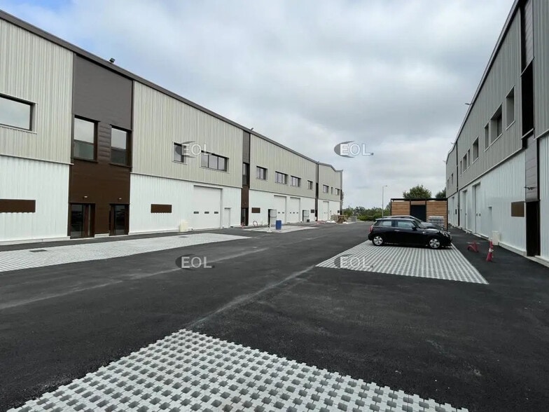 Flex in Osny for lease - Building Photo - Image 1 of 12