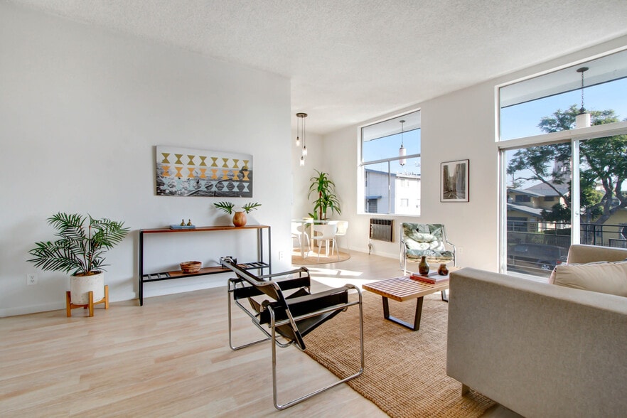 1045 N Ardmore Ave, Los Angeles, CA for sale - Building Photo - Image 2 of 24