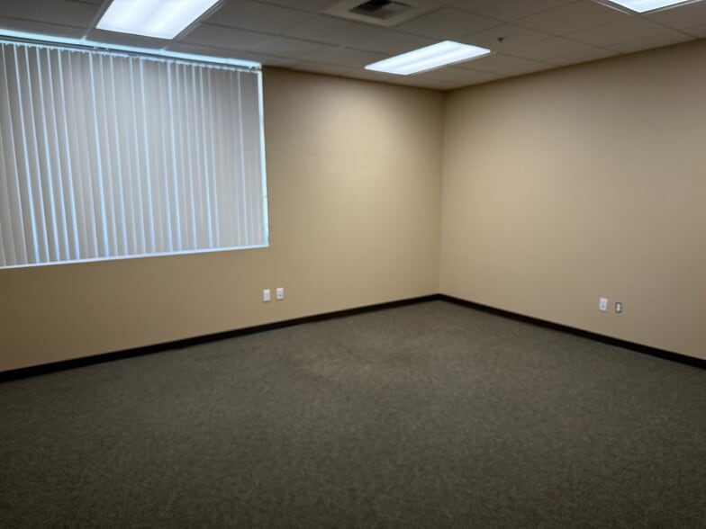 1170 S Rock Blvd, Reno, NV for lease - Interior Photo - Image 2 of 13