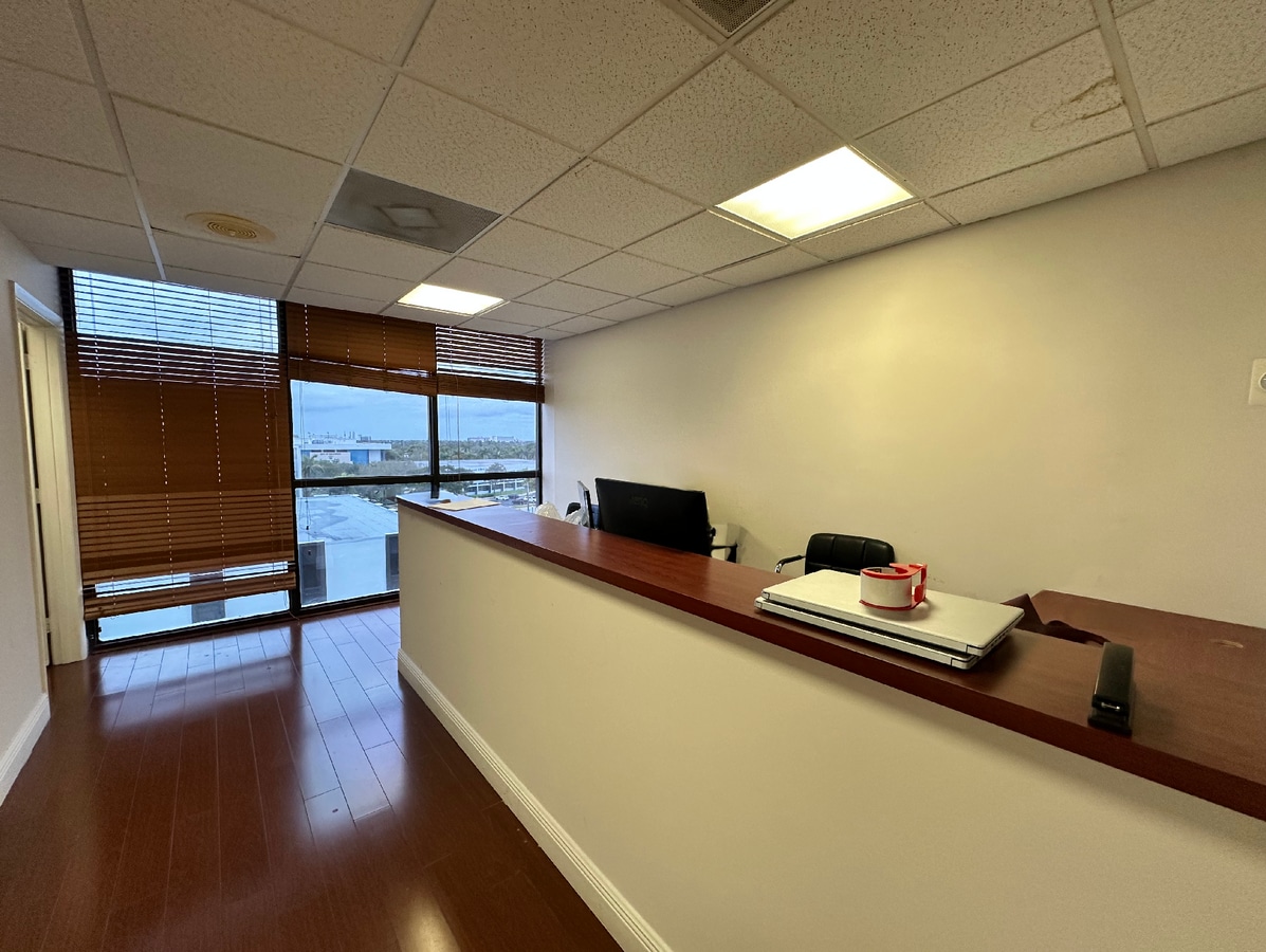 2450 Hollywood Blvd, Hollywood, FL 33020 - Unit 605 - - Interior Photo - Image 2 of 7