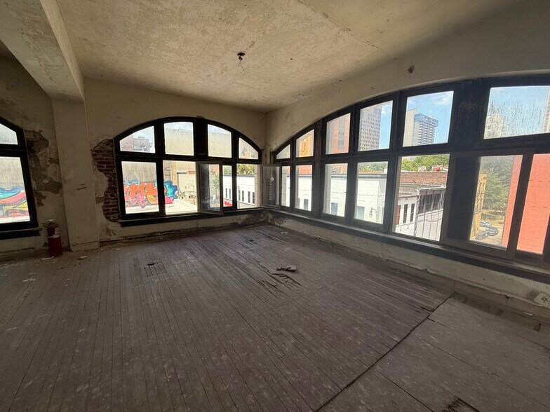 119 Madison Ave, Memphis, TN for sale - Interior Photo - Image 2 of 15