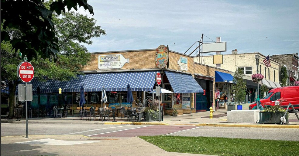 100 Broad St, Lake Geneva, WI for sale - Building Photo - Image 2 of 6