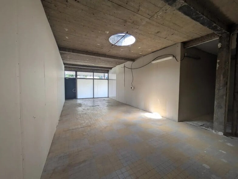 Retail in Besançon for lease - Interior Photo - Image 2 of 4