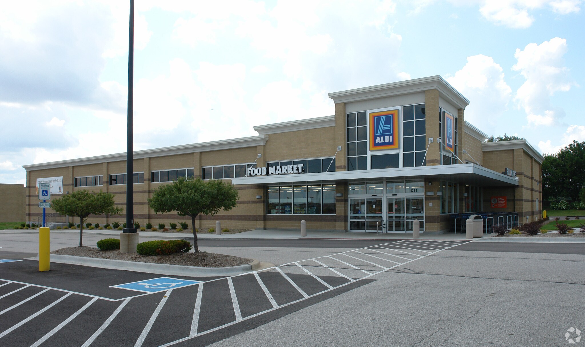 5266 Elmore Ave, Davenport, IA for sale Primary Photo- Image 1 of 1