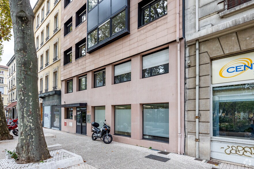 Office in Lyon for lease - Building Photo - Image 2 of 2