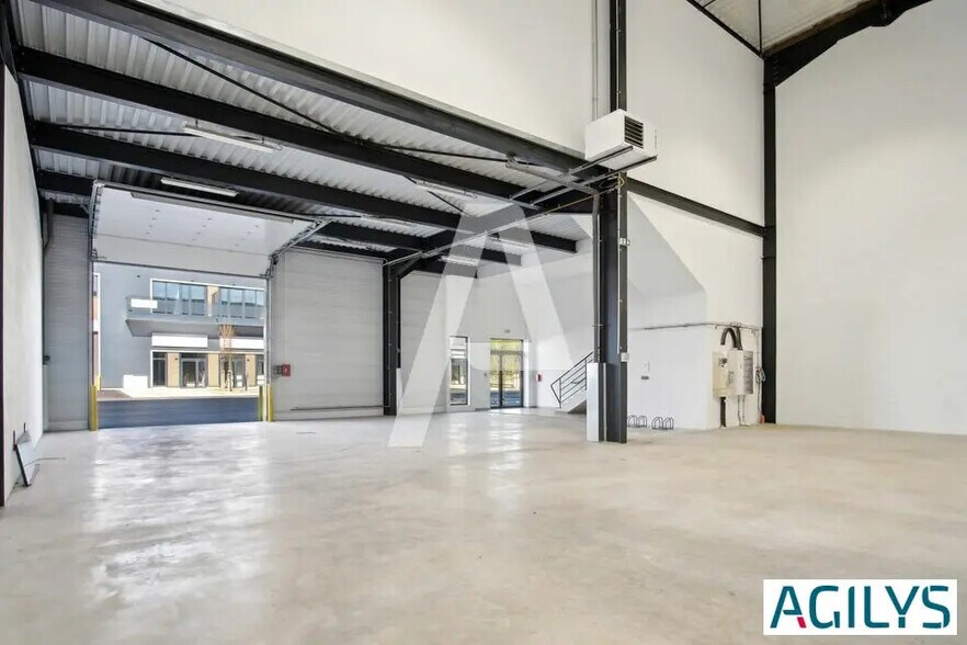 Flex in Chalifert for lease - Interior Photo - Image 3 of 5