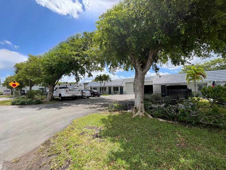 1052-1090 NW 53rd St, Fort Lauderdale, FL for lease - Building Photo - Image 2 of 8