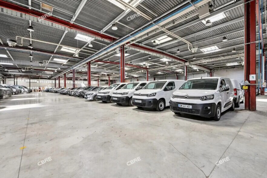 Flex in Trappes for lease - Interior Photo - Image 3 of 11