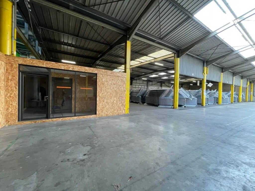Location Entrepôt 2 513 m² - Photo 1