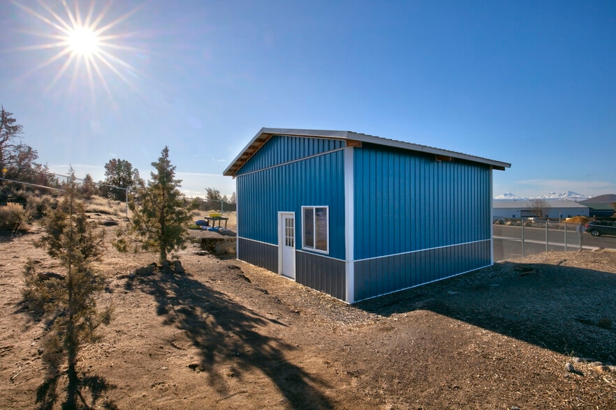 932 4th ct, Redmond, OR for sale - Building Photo - Image 2 of 7