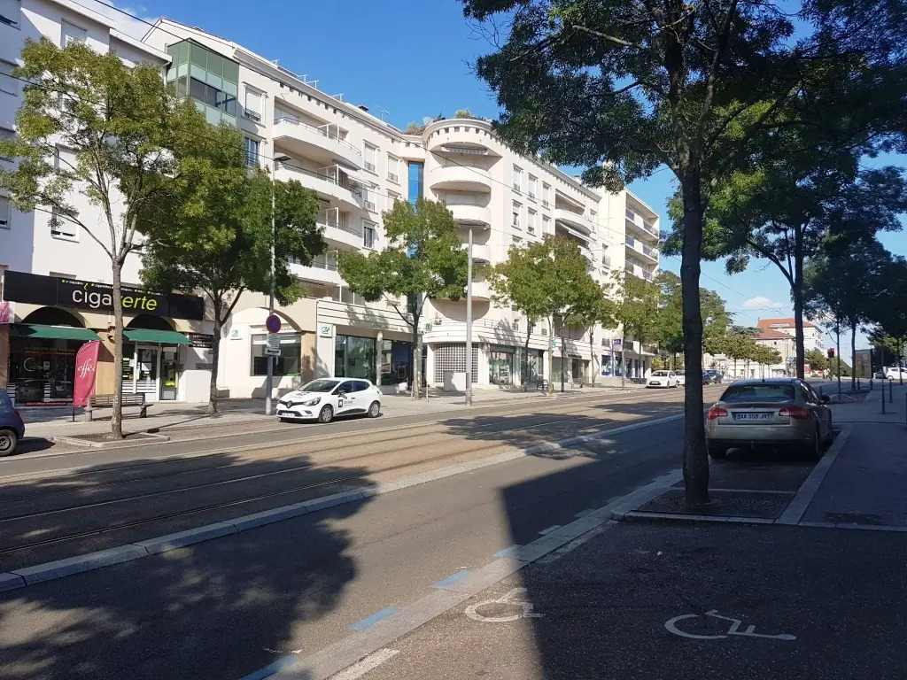 Office in Bron for lease Building Photo- Image 1 of 6