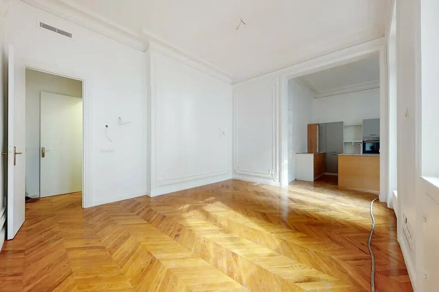 Office in Paris for lease - Interior Photo - Image 2 of 6