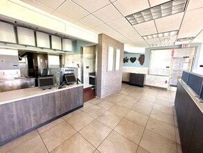1209 Broadway Ave E, Mattoon, IL for sale Interior Photo- Image 2 of 8
