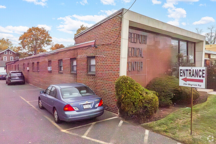 294 W Merrick Rd, Freeport, NY for lease - Primary Photo - Image 1 of 5