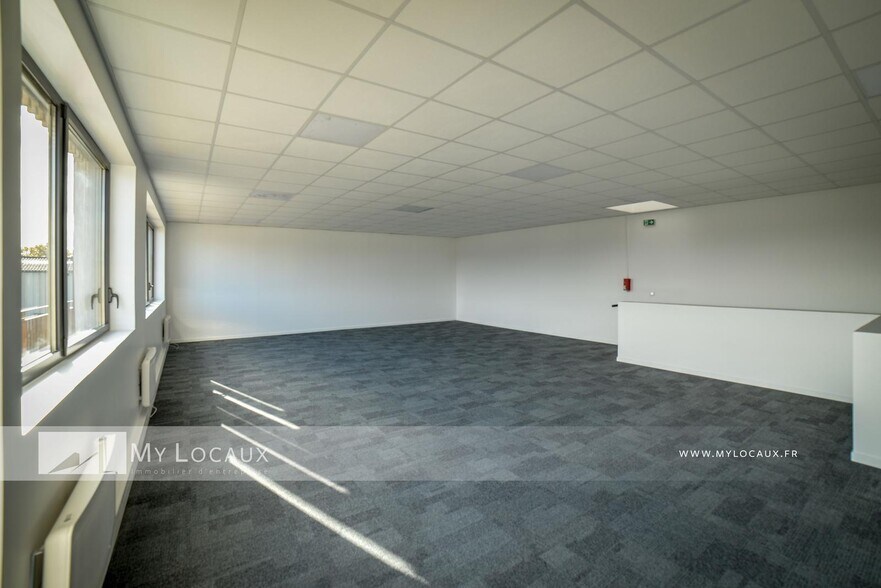 Flex in Louvres for lease - Building Photo - Image 2 of 7