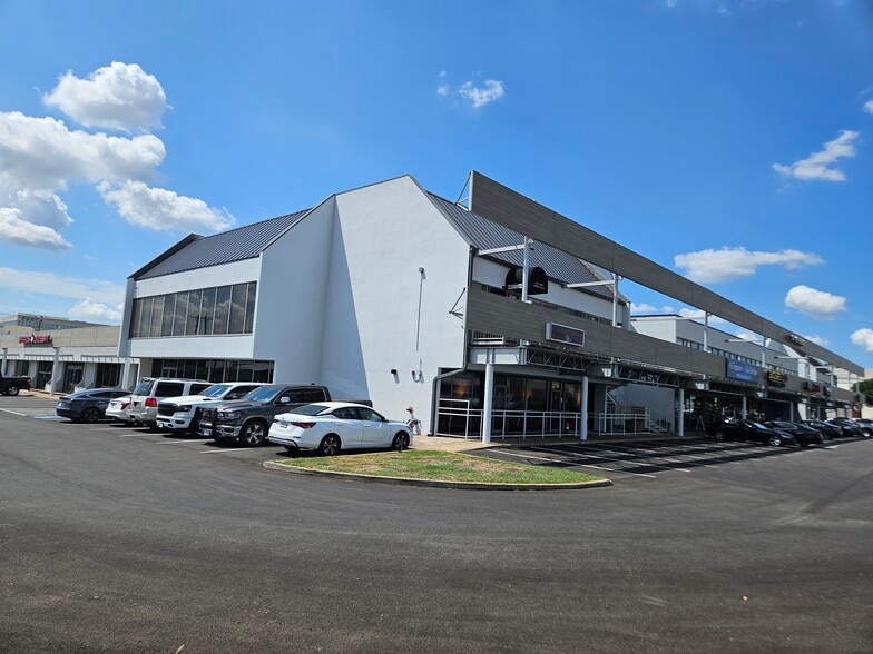 8800-8856 Broadway St, San Antonio, TX for lease - Building Photo - Image 2 of 4