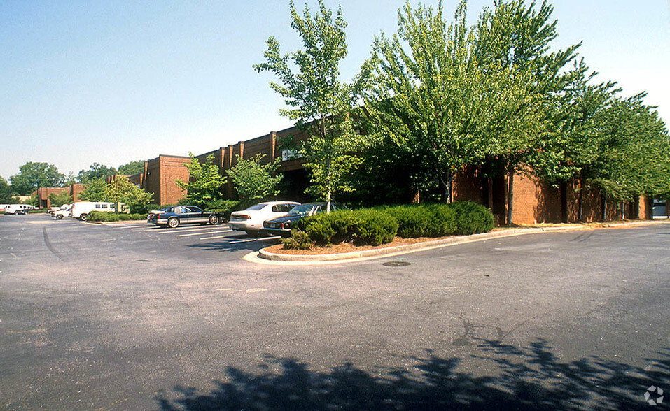 3077 McCall Dr, Doraville, GA for lease - Building Photo - Image 2 of 4