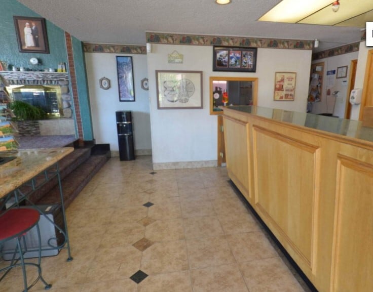 1623 S Nevada Ave, Colorado Springs, CO for sale - Interior Photo - Image 2 of 23