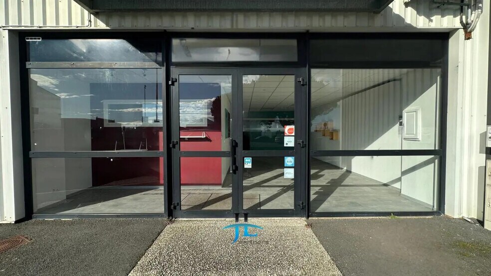 Retail in Langon for lease - Building Photo - Image 1 of 13