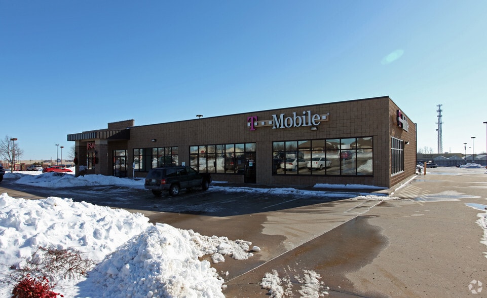 2017-2021 W Foxwood Dr, Raymore, MO for lease - Primary Photo - Image 1 of 7