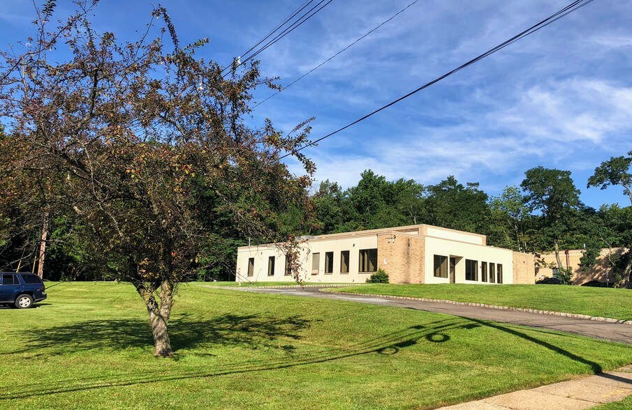 7 Saddle Rd, Cedar Knolls, NJ for sale - Primary Photo - Image 1 of 1