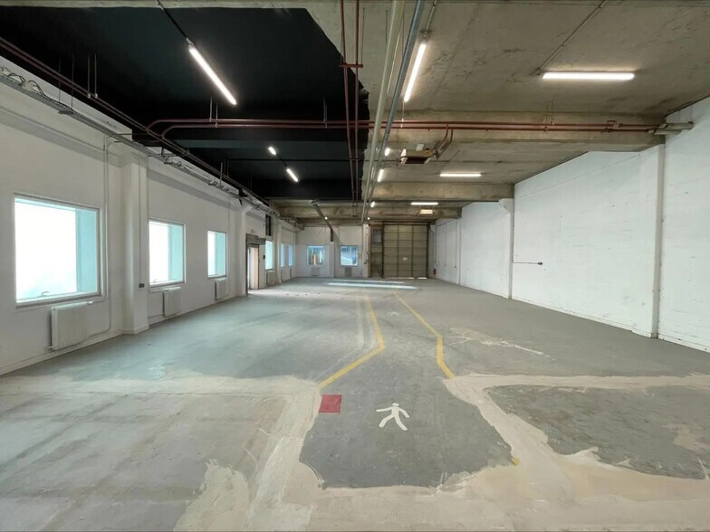 Flex in Nanterre for lease - Interior Photo - Image 3 of 10