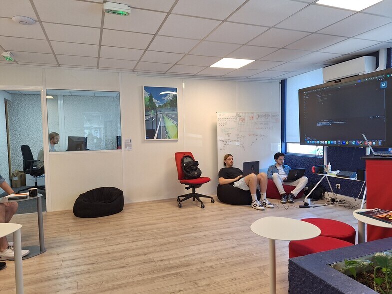 Retail in Cenon for lease - Building Photo - Image 3 of 6