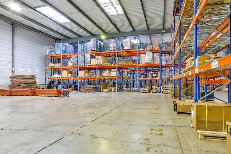 Flex in Saint-Thibault-des-Vignes for lease - Building Photo - Image 2 of 6