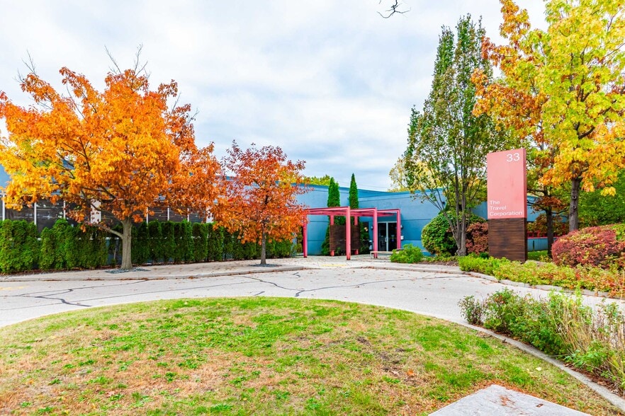 33 Kern Rd, Toronto, ON for sale - Building Photo - Image 2 of 19