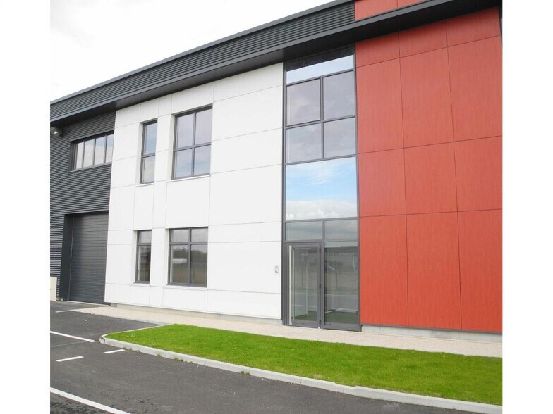 Flex in Lieusaint for sale - Building Photo - Image 3 of 5