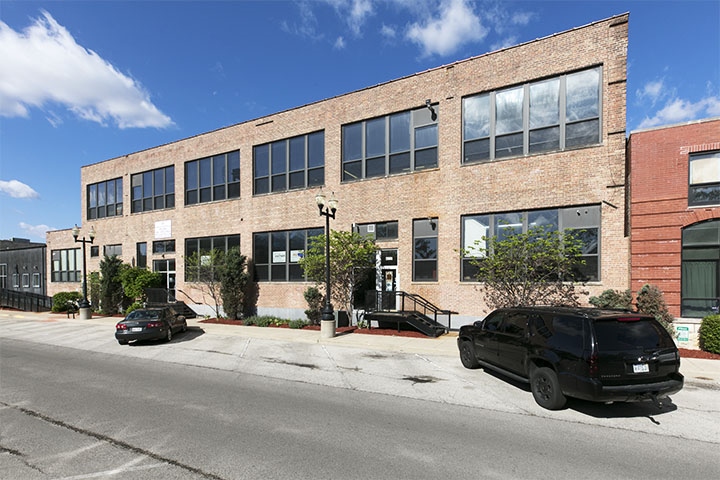 4222 N Ravenswood Ave, Chicago, IL for lease - Primary Photo - Image 1 of 19