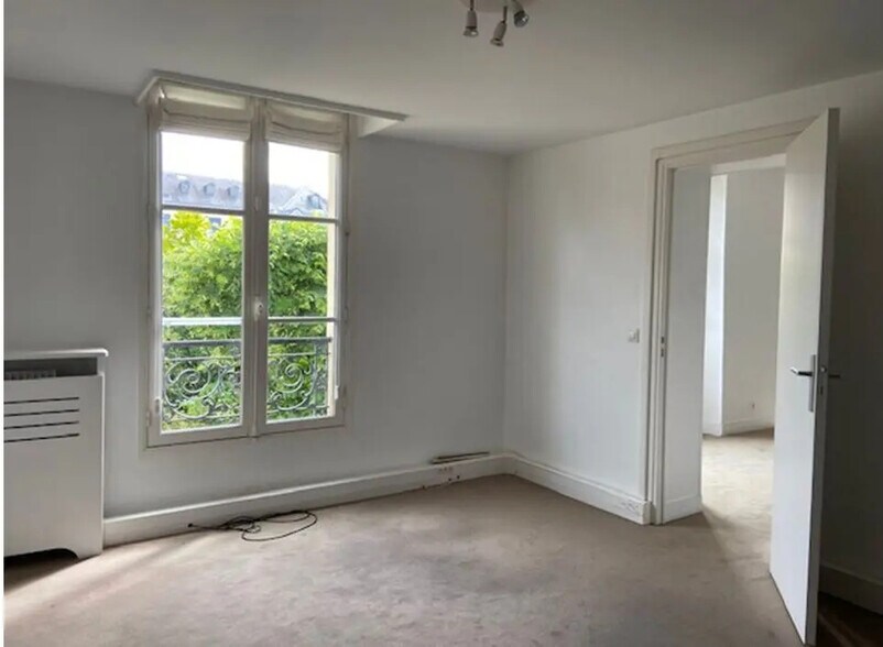 Office in Versailles for lease - Building Photo - Image 3 of 9