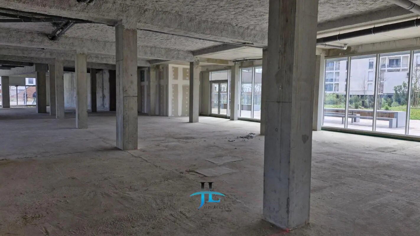 Retail in Bordeaux for lease Interior Photo- Image 1 of 3