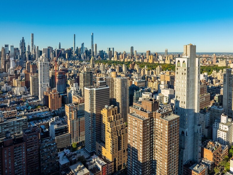 210 & 206-208 East 86th Street portfolio of 2 properties for sale on LoopNet.com - Building Photo - Image 2 of 9