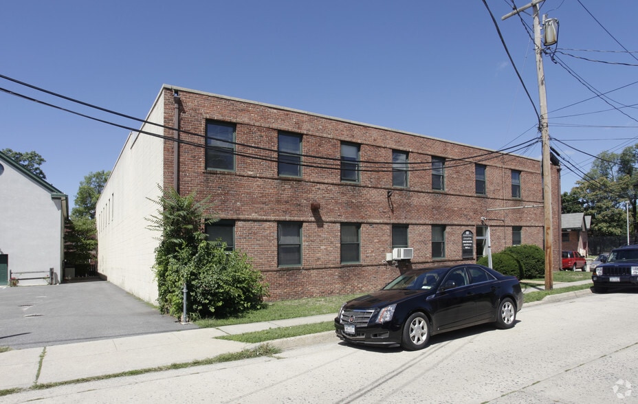 69 Hamilton Ave, Oyster Bay, NY for sale - Building Photo - Image 3 of 7